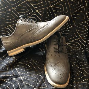 Men’s Kenneth Cole size 9.5 grey wingtip shoes